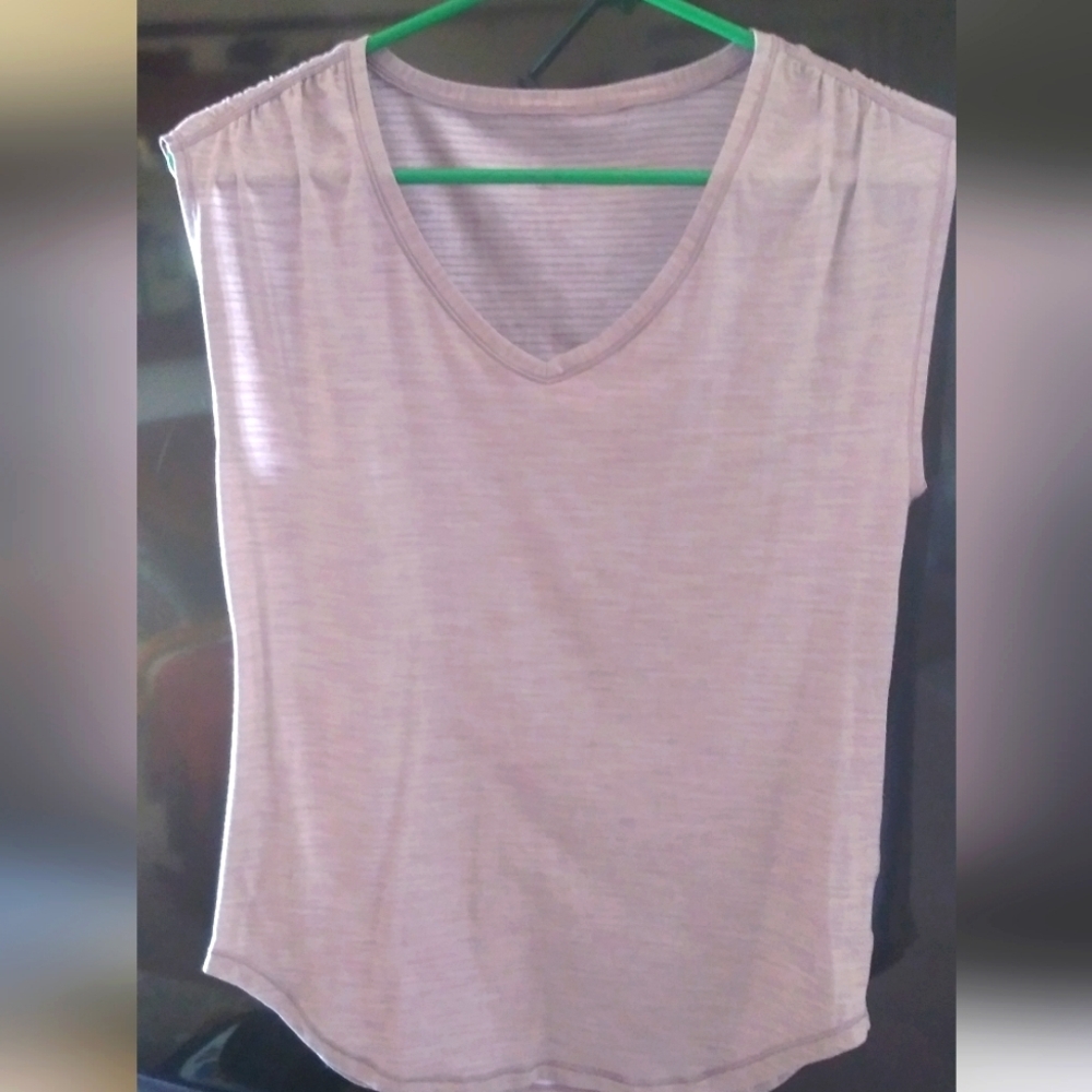 Womens Lululemon cap sleeve top. - Picture 3 of 4